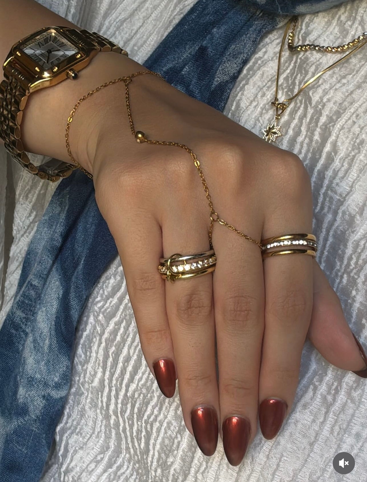 Ball sleek hand chain