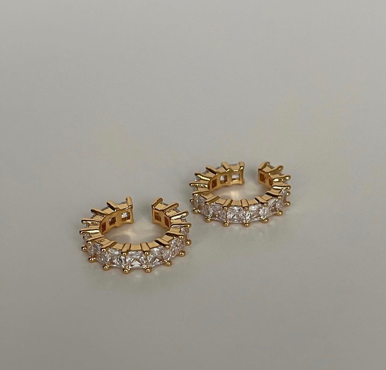 Zircon earcuff