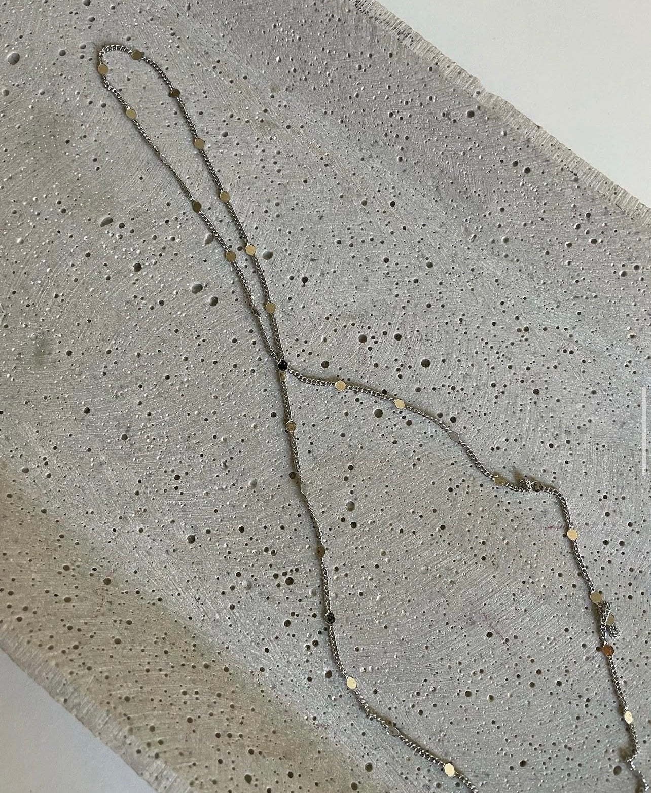 Minimal curb hand chain