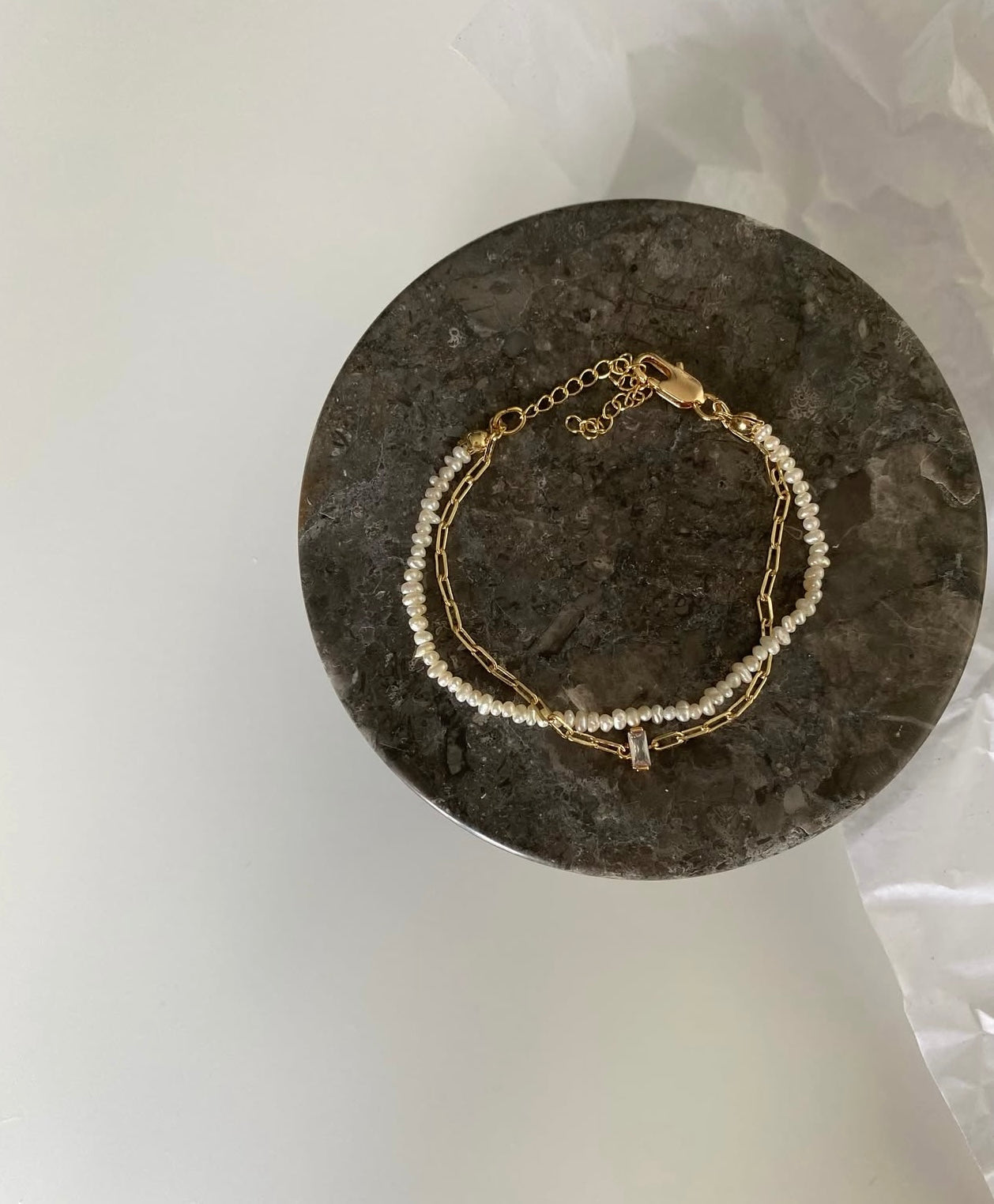 Minimal pearl bracelet