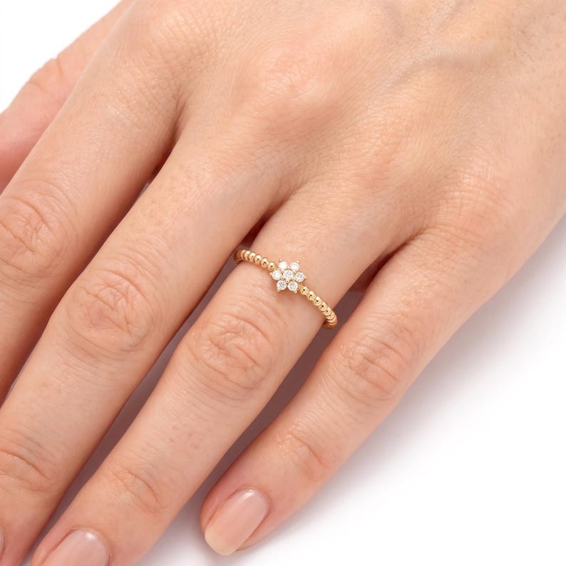 Minimal floral ring