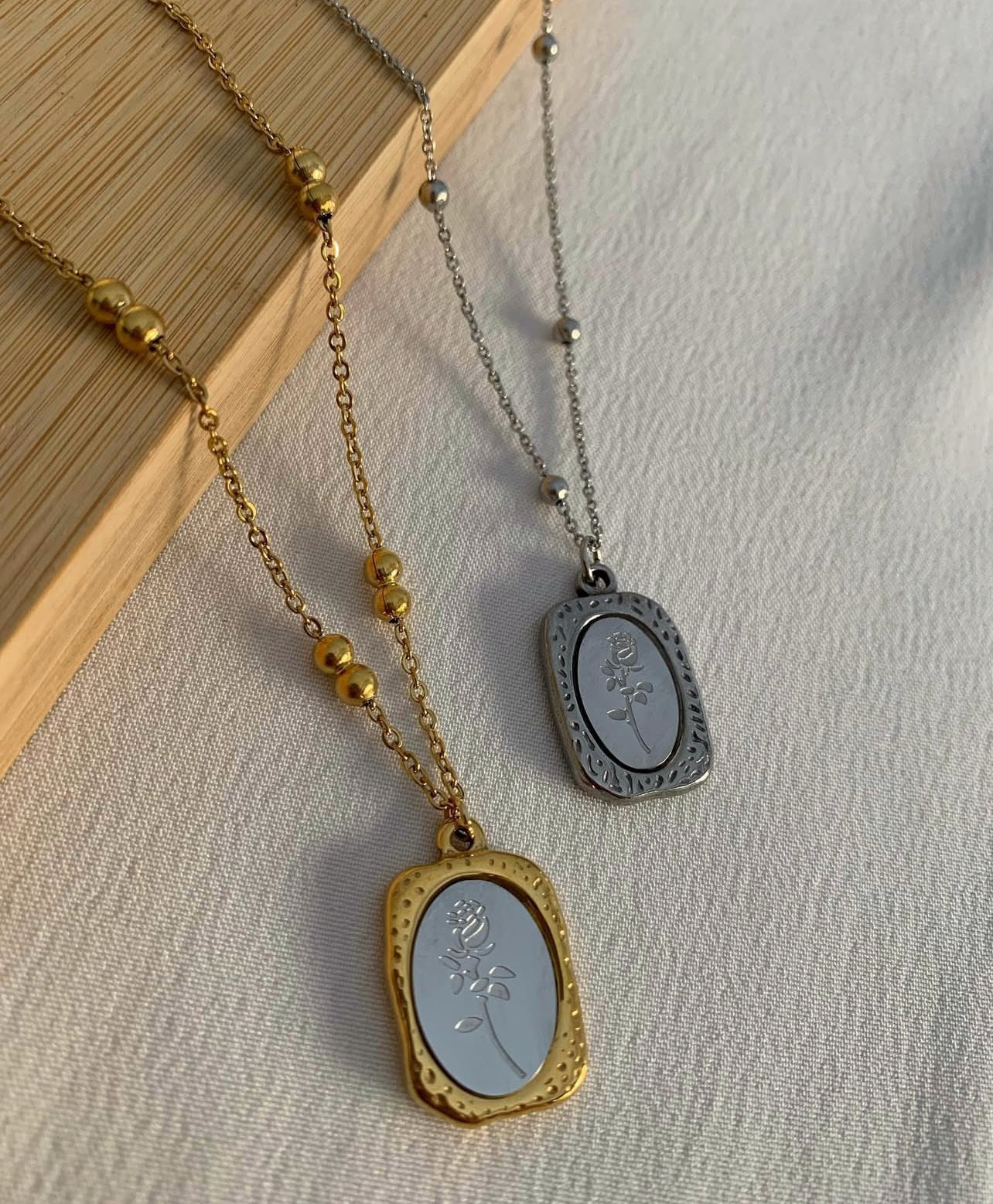 Mirror rose necklace