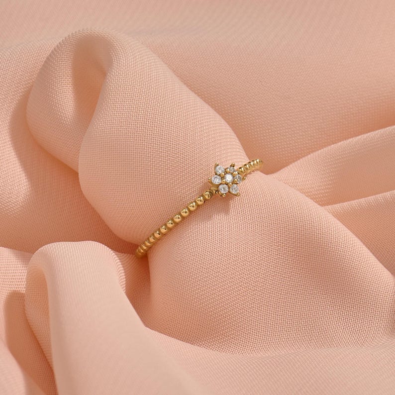 Minimal floral ring