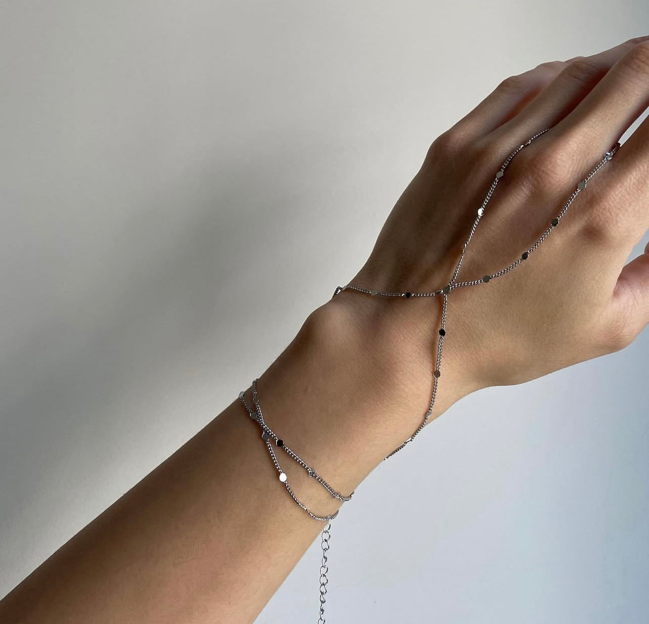 Minimal curb hand chain