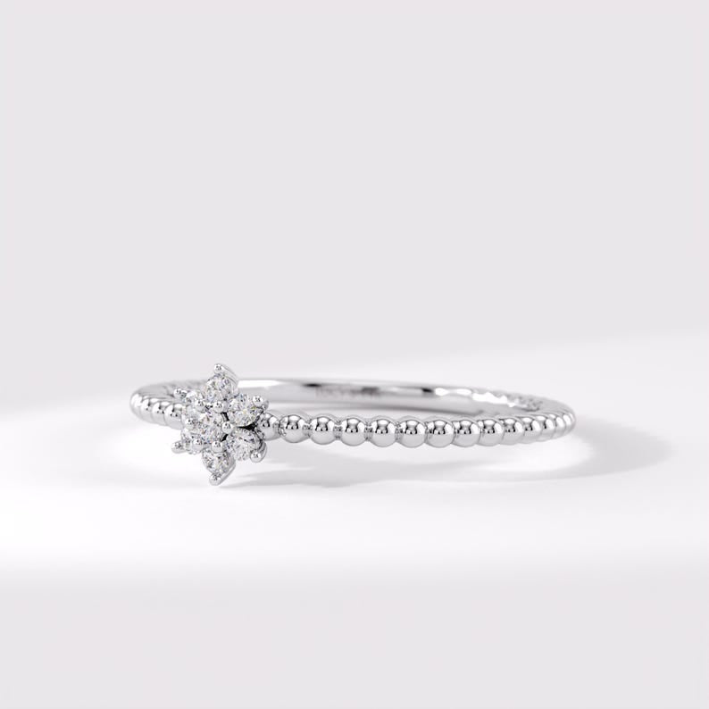 Minimal floral ring