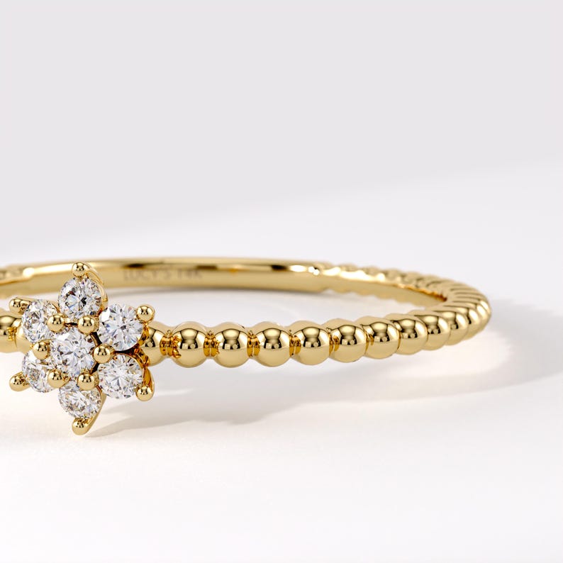 Minimal floral ring