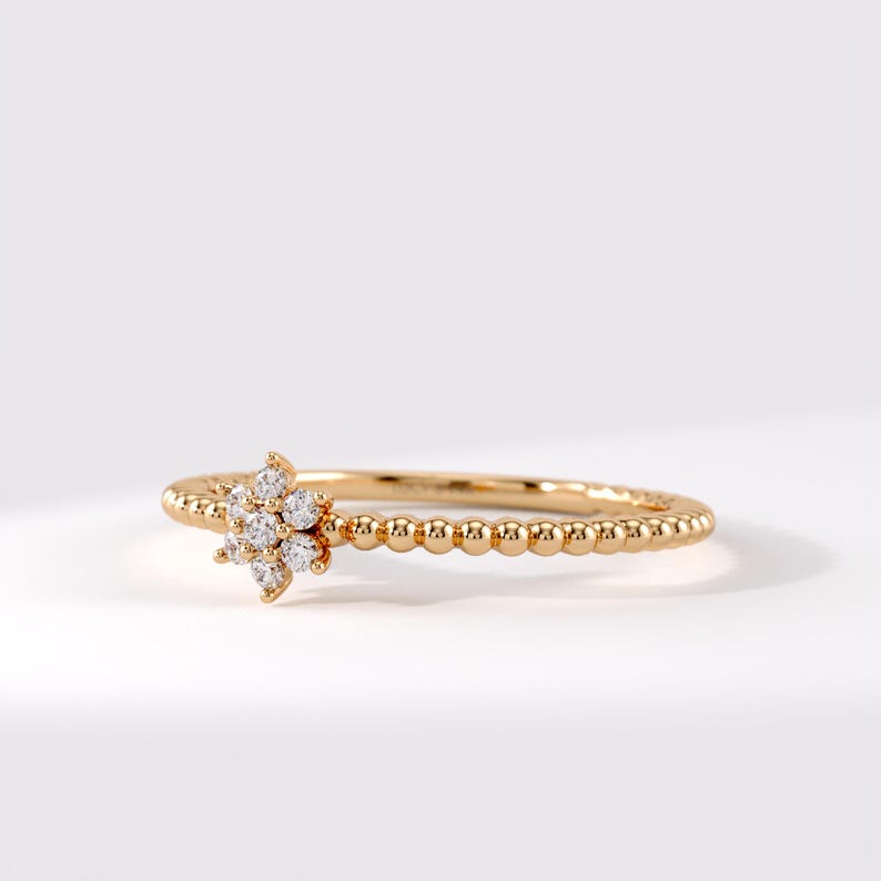 Minimal floral ring