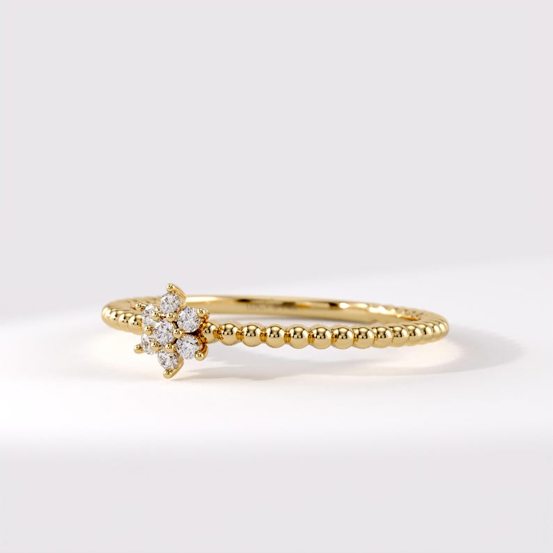 Minimal floral ring
