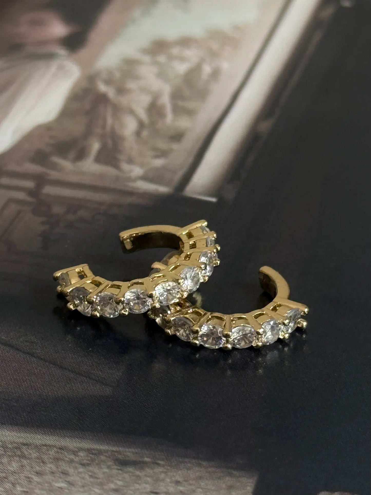 Zircon earcuff