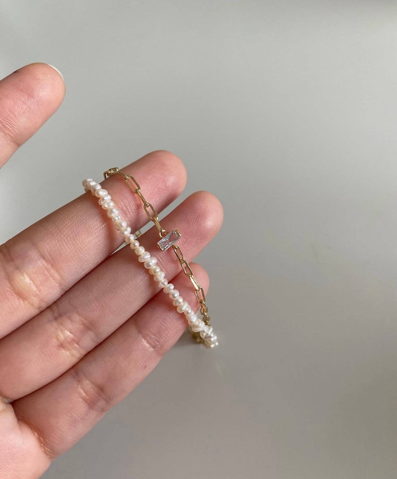 Minimal pearl bracelet